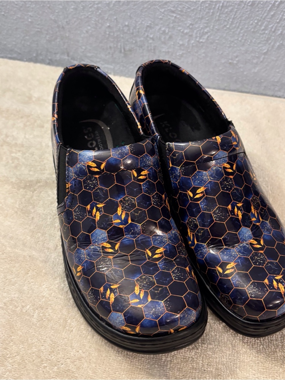 Klogs Navy and Gold Hexagon Print Slip-On Clogs SZ 7.5 M, Naples Leather